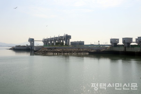 삽교천 하구 충청남도 당진시 신평면과 아산시 인주면을 연결하는 삽교방조제. 기존 배수갑문 옆에 배수갑문을 추가로 확장했다.
