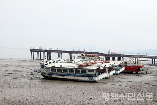 삽교호관광지 아산만 유람선이 영업 중단으로 방치되어 있다.