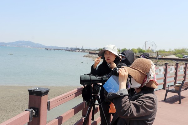생태환경교육연구소 풀씨 김수정 대표가 삽교해안 탐방로에서 시민 탐조프로그램을 진행하고 있다