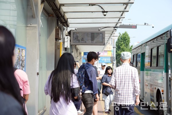 평택옆 앞 버스정류장에서 시내버스를 타는 평택시민 모습