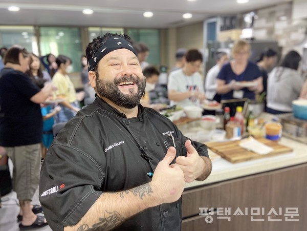 요리 이벤트에 자원 봉사하는 제임스 셰프