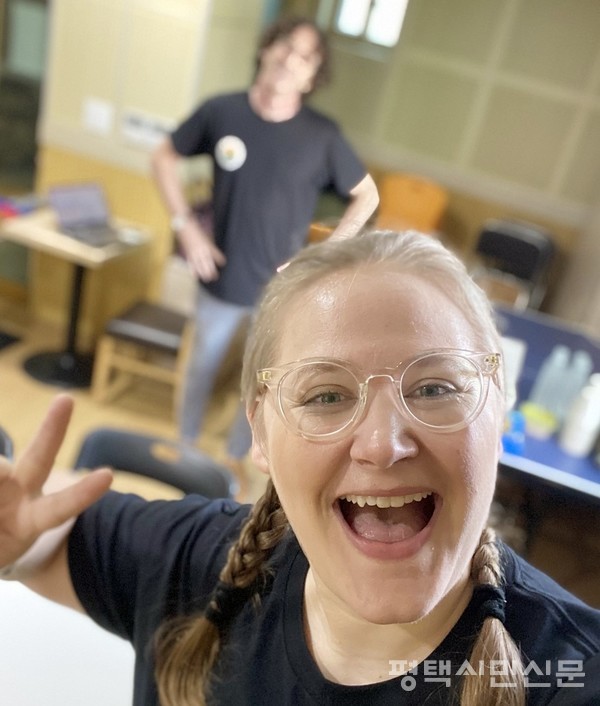 자원 봉사하는 필자 라네 리버스우즈