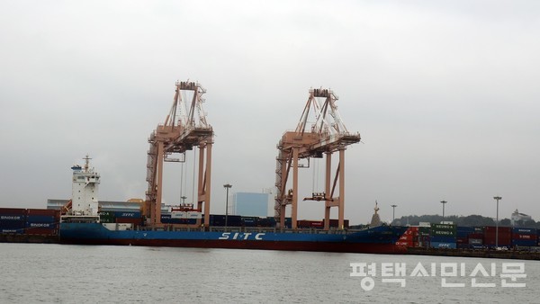동부두에서 크레인이 수출용 컨테이너를 대형선박에 선적하고 있다