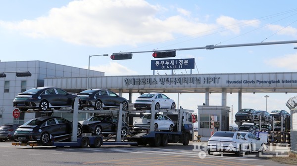 평택항 1번 선석 현대글로비스 평택국제터미널 정문으로 수출용 승용차를 운반하는 트레일러가 진입중이다