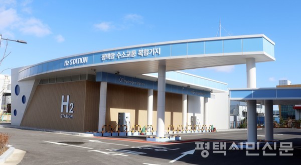 평택항 수소교통복합기지 평택항에 정기적으로 드나드는 트럭들이 수소충전을 할 수 있는 인프라를 구축하고 있다