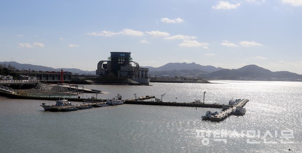 현덕면 권관리 배수로 다리 위에서 바라본 권관항 부잔교 소형어선 접안시설