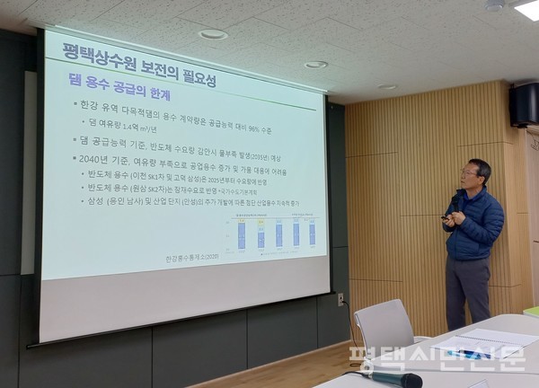 발제중인 김진홍 교수