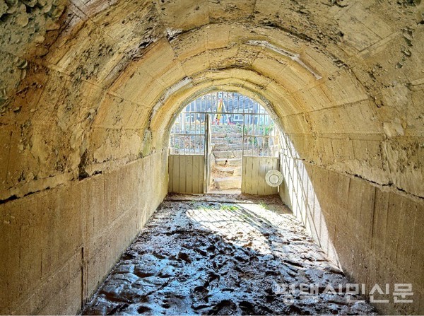 부용산 서측 방공호. 길이 20m로 종점 구간은 모두 막혀 있으며 콘크리트 타설을 하지 않은 구간이 있어 암반이 그대로 노출되어 있다.