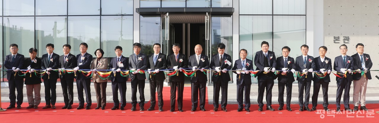 8일 평택드림테크산단에서 열린 ‘코티티 평택 이모빌리티 센터 준공식’에서 유승영 평택시의회 의장, 최원용 평택시 부시장, 서현옥 경기도의원, 이보영 평택상공회의소 회장, 김준 코티티 이사장, 이상락 코티티 연구원장 등과 축하 테이프를 자르고 있다.