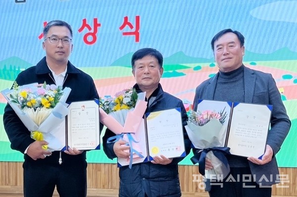 왼쪽부터 참드림 경기도 품평회에서 장려상을 받은 문종수씨, 특별상을 받은 이재승씨, 최우수상을 받은 차성만씨가 환하게 기념촬영을 하고 있다.