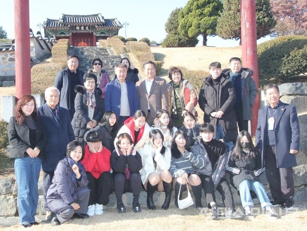 삼봉기념관 문헌사로 올라가는 돌계단 입구 앞에서 제주 청소년들이 단체 사진을 찍고 있다.