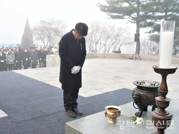 1월 1일 오전 9시 평택호 현충탑에서 유승영 평택시의회 의장이 신년 참배를 하고 있다. .