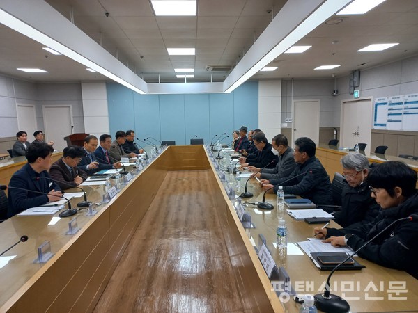 지난해 12월 27일 정장산 평택시장과 평택시민환경연대를 비롯한 지역 시민단체들이 시청 회의실에서 상수원보호구역 보존과 반도체방류수 안전대책마련 등을 주제로 간담회를 가졌다.