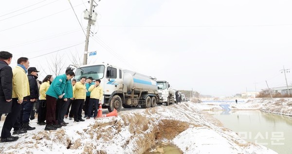 22일 오전 김동연 경기도지사가 대규모 수질오염 현장인 청북읍 백봉리 진위천 합류부를 살펴보고  있다.