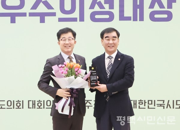 김근용 경기도의원(왼쪽)이 16일 제14회 대한민국시도의회의장협의회 우수의정대상을 수상하고 있다. 