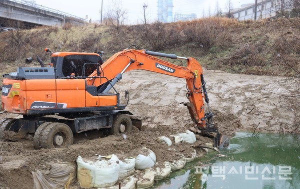관리천 수질오염사고가 발생한지 38일 만인 2월 15일 청북읍 백봉교 아래에서 관리천 방류를 위해 설치된 방제둑을 해제하는 작업이 진행되고 있다