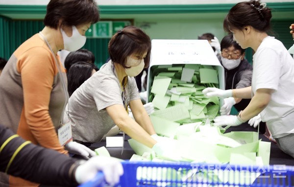 4월 10일 제22대 국회의원선거 개표가 평택시 이충문화센터에서 진행되고 있다.