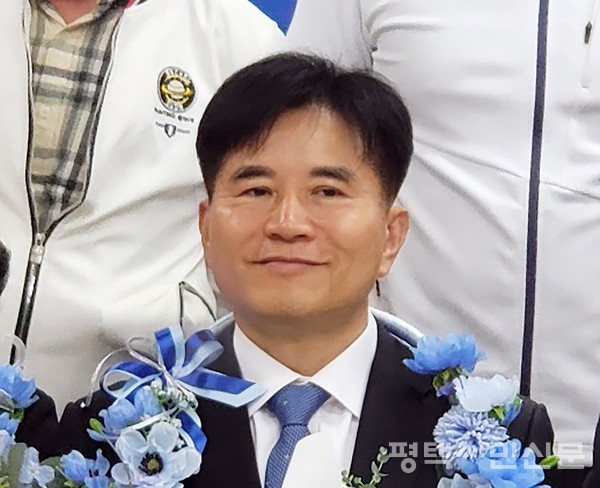 평택시을 이병진 당선자가 승리의 꽃다발의 목에 걸고 지지자들과 함께 당선의 기쁨을 나누고 있다.