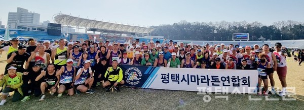 4월 7일 열린 영주소백산마라톤대회에 참가한 평택마라톤연합회 회원들이 한데 모여 기념사진을 찍고 있다.