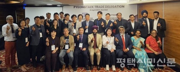 평택시 시장개척단이 인도 뭄바이에서 현지 관계자들과 기념촬영을 하고 있다.