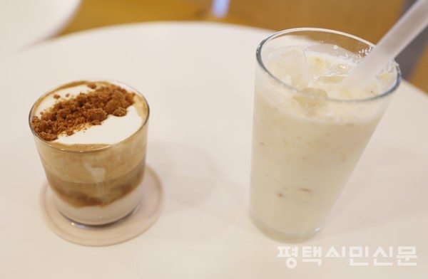 도틀크림라떼(왼쪽)와 한뿌리인삼주스(오른쪽)