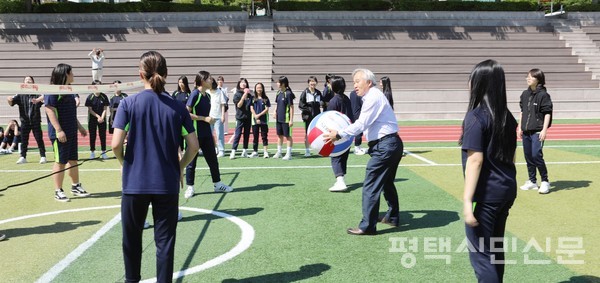 5월 14일 이종민 평택교육지원청 교육장이 한광여중·고 학생들과 어울림 스포츠 활동에 참여하고 있다. 