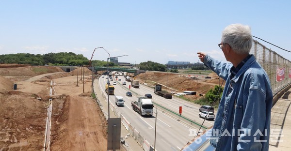 희곡리 주민 이계송 씨가 서해안고속도로의 방음벽이 철거된 구간을 가리키고 있다. 고속도로 왼쪽의 가림막이 설치된 구간에는 2007년 10월에 설치된 높이 4.5m, 길이 350m 규모의 방음벽이 있었다. 