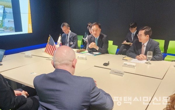 5월 14~20일 미국을 방문한 정장선 평택시장이 미국 반도체 관련 기업을 방문해 기업 측의 투자설명을 듣고 있다. 