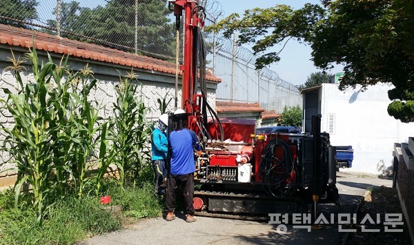 2018년 캠프험프리스 주변에서 토양오염을 조사하기 위해 시료를 채취하는 모습