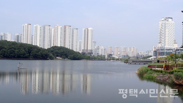 ​호수공원 주변에 대단지 고층 아파트, 주상복합 오피스텔의 통로와 공원 산책로와 동선이 연결되어 있어 인기가 높다.​