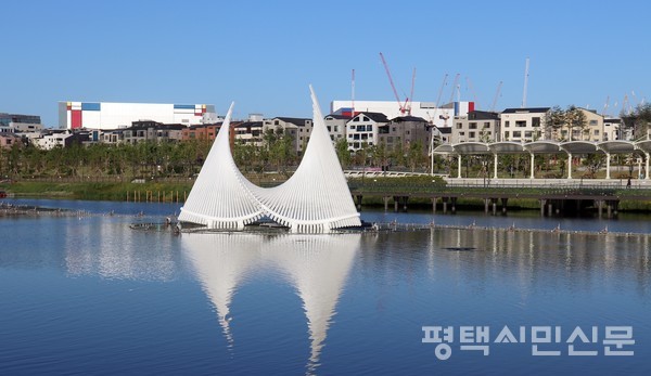 평택시 고덕동 저류지에 설치된 함박산공원 음악분수 조형물.