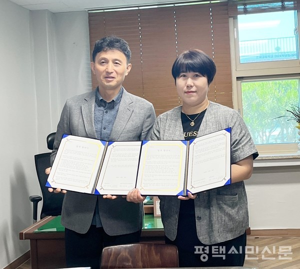 이제중 은혜중 교장(왼쪽)과 오현정 평택시북부청소년문화의집 관장이 6월 4일 교장실에서 업무협약을 체결한 후 기념 사진을 찍고 있다.
