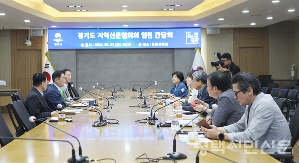 6월 7일 평택시장과의 간담회에서 경지협 임원들이 정장선 시장과 평택시 주요 현안에 관해 의견을 나누고 있다.