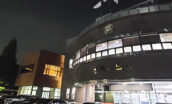 6월 12일 자정을 앞둔 시간까지 이어진 행정사무감사로 평택시의회 건물이 환하게 불을 밝히고 있다.