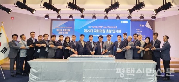 12일 평택상공회의소 컨퍼런스룸에서 열린 ‘제22대 국회의원 초청 인사회’를 찾은 평택상공회의소를 홍기원(평택갑)·이병진(평택을)·김현정(평택병) 국회의원, 이강선 평택상의 회장, 주요 회원사 기업인들이 기념 사진을 찍고 있다. 