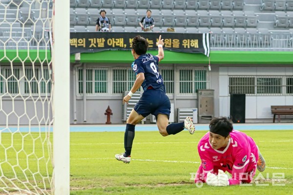 6월 23일 평택 소사벌레포츠타운에서 열린 2024시즌 K4리그 경기에서 두번째 골을 넣은 평택시티즌FC의 하루토 선수가 크게 뛰어오르며 기쁨을 드러내고 있다. 