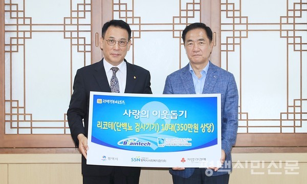 왼쪽부터 안지홍 ㈜브레인테크 대표이사, 정장선 평택시장