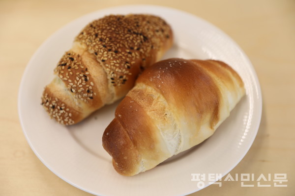 왼쪽부터 깨소금빵과 소금빵