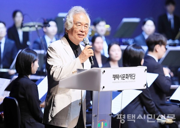 7월 3일 열린 평택시립국악관현악단 창단식에서 박범훈 예술감독(가운데)이 예술단 운영 비전 등을 설명하고 있다.