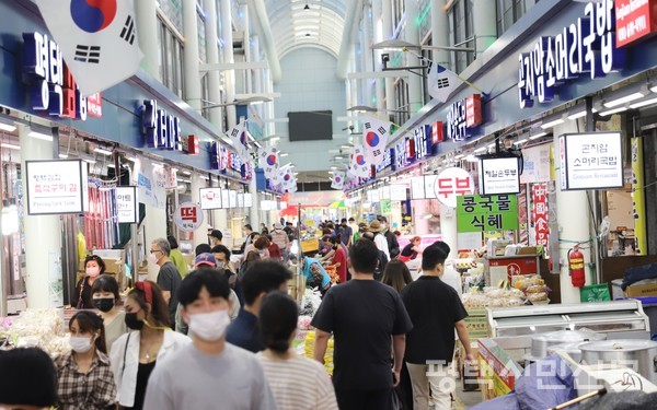 경기도시장상권진흥원은 전통시장 상인 등 소상공인의 경영 안정화를 도모하기 위해 추진한 ‘2024년 경기도 소상공인 경영환경개선사업’ 지원 대상으로 도내 3661개사를 최종 선정했다. 사진은 평택시 통복전통시장 모습.