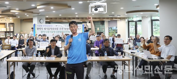 7월 11일 폐기물범시민대책위원회 출범식에서 임흥락 공동대표와 참가자들이 평택시와 정장선 시장에게 평택시 폐기물정책을 원점에서 논의할 것을 촉구하고 있다.