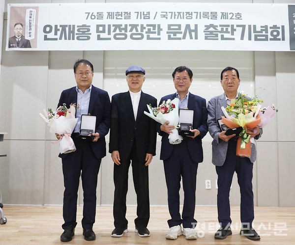 왼쪽부터 박성복 평택시사신문 사장, 강지원 안재홍기념사업회 회장, 김기수 평택시민신문 발행인, 이익재 대한노인회 평택시지회장