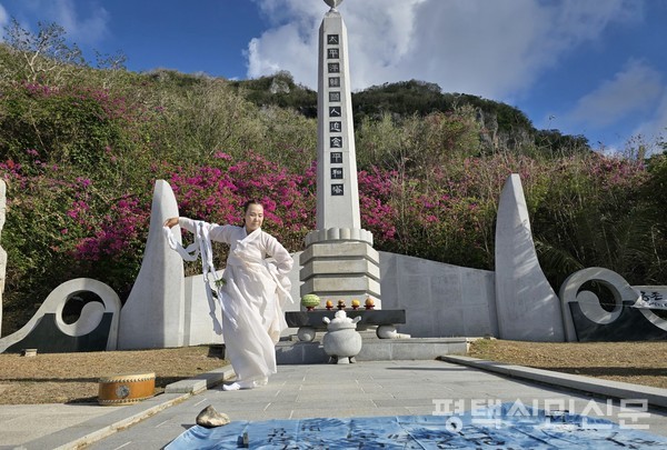 2014년 5월 사이판에서 있었던 '제4회 공존 역사의 메아리' 추념행사 중 사이판 '태평양한국인추념평화탑'  앞에서의 공연