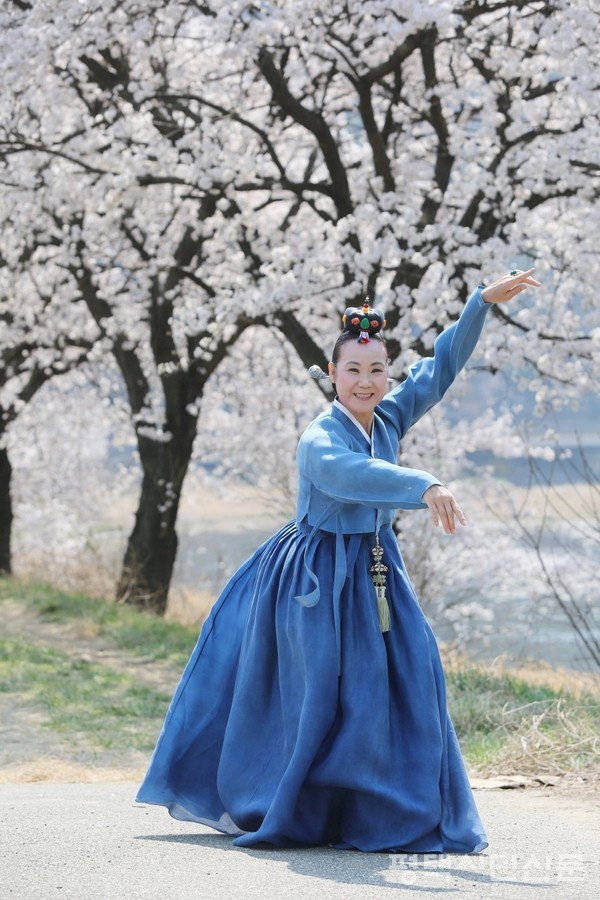 2023년 경북 문경의 봄 벚꽃놀이에서 공연