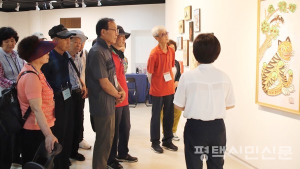 ‘꿈의 캠퍼스’ 참여자들이 평택북부문화예술회관에서 열리는 이규남 초청전을 관람하고 있다.