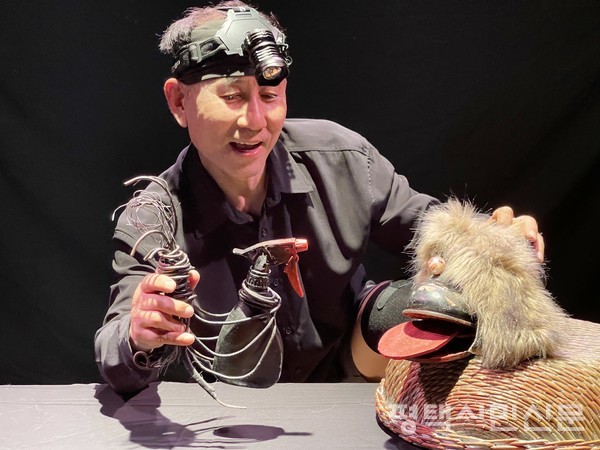 환경을 주제로 한 어린이 연극 ‘까만닭’ 공연 모습