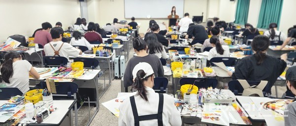 24일 평택대 주최 전국 고교생 디자인‧조형 실기대회에 참가한 고교생들이 실기 작품을 제작하고 있다.
