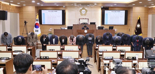 9일 임시회 개회에 앞서 평택시의회 의원 18명이 그동안의 파행에 대해 머리 숙여 사과하고 있다. 