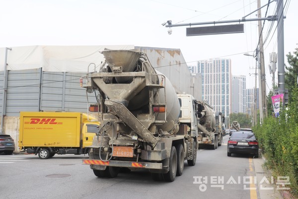 삼덕산업은 아스콘 생산 공정은 가동중단했지만 레미콘은 더 활발하게 생산하고 있다. 레미콘 제조업도 입주제한 업종이다.