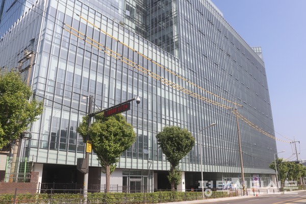 노후된 세교산업단지 중심부에 건축된 아파트형 공장. 547호실 규모의 초대형 지식산업센터